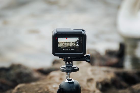 découvrez la caméra gopro, la référence des sports extrêmes et de l'aventure. capturez des vidéos et des photos époustouflantes avec une qualité d'image exceptionnelle. idéale pour les amateurs de sensations fortes, la gopro est conçue pour vous accompagner dans tous vos exploits, que ce soit à la neige, sous l'eau ou en pleine nature.