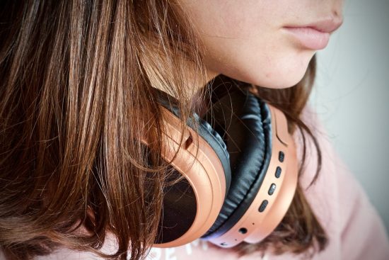 découvrez des écouteurs sans fil alliant confort, autonomie et qualité audio exceptionnelle. profitez de votre musique avec liberté et élégance où que vous soyez.