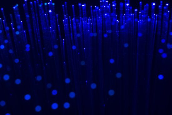 découvrez le monde fascinant de la fibre optique, une technologie de communication rapide et efficace, offrant des vitesses de connexion inégalées pour internet et des services multimédias. transformez votre expérience numérique avec une connectivité fiable et performante.