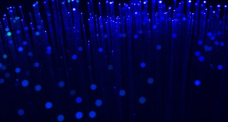 découvrez le monde fascinant de la fibre optique, une technologie de communication rapide et efficace, offrant des vitesses de connexion inégalées pour internet et des services multimédias. transformez votre expérience numérique avec une connectivité fiable et performante.