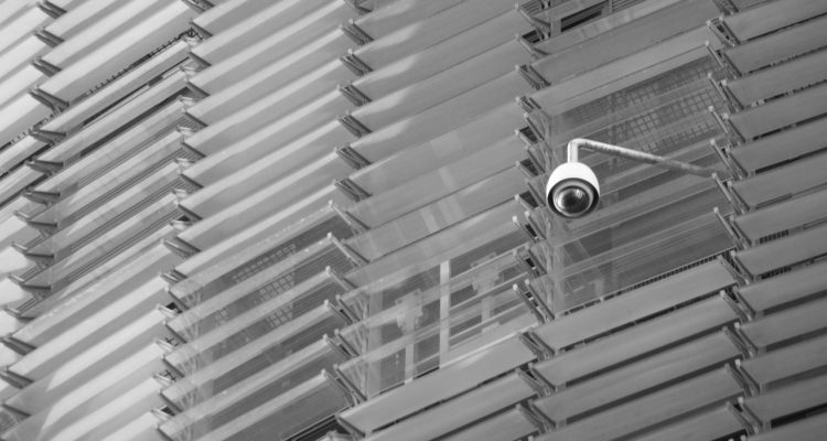 découvrez l'importance de la surveillance dans notre société moderne. explorez les techniques, outils et enjeux éthiques de la surveillance dans divers contextes, allant de la sécurité publique à la protection de la vie privée.