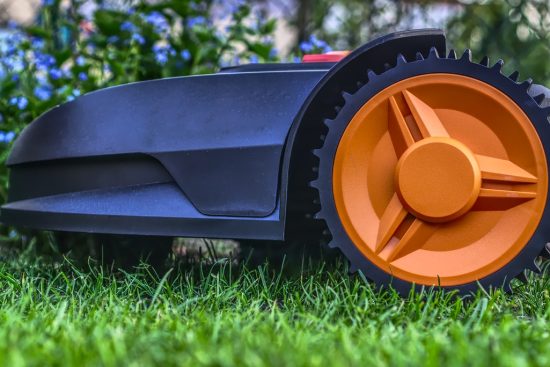 découvrez nos tondeuses robotiques, l'allié parfait pour entretenir votre pelouse sans effort. profitez d'une technologie avancée, d'une coupe précise et d'une gestion intelligente des terrains. simplifiez votre jardinage avec les meilleures tondeuses automatiques du marché!