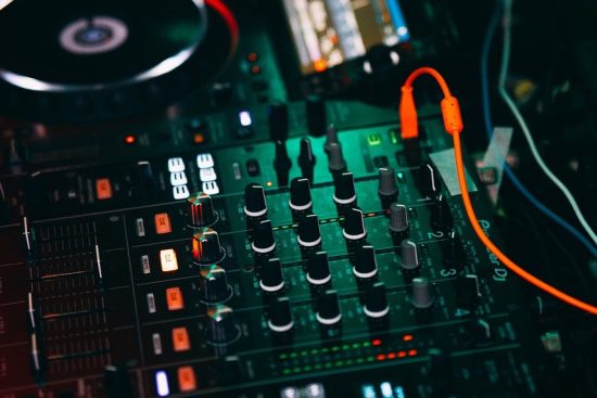 découvrez les mélangeurs numériques, des équipements essentiels pour les professionnels de l'audio. simplifiez votre mixage avec des fonctions avancées, une connectivité polyvalente et une qualité sonore exceptionnelle. idéal pour les concerts, les studios d'enregistrement et les événements en direct.