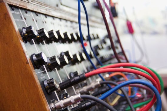 découvrez l'univers fascinant des synthétiseurs : des instruments indispensables pour les musiciens et producteurs, offrant une créativité sonore illimitée. explorez les différents types, techniques et astuces pour maîtriser la synthèse sonore et donner vie à vos compositions.